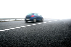 Un automobile nella nebbia
