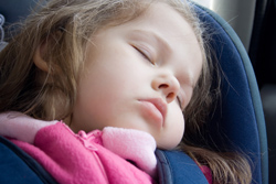bimba dorme nel suo seggiolino